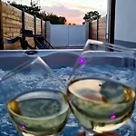 A Fleur De : Maison Chaleureuse Avec Privatif Et Billard.