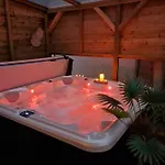 Casa vacanze A Fleur De : Maison Chaleureuse Avec Privatif Et Billard. *
