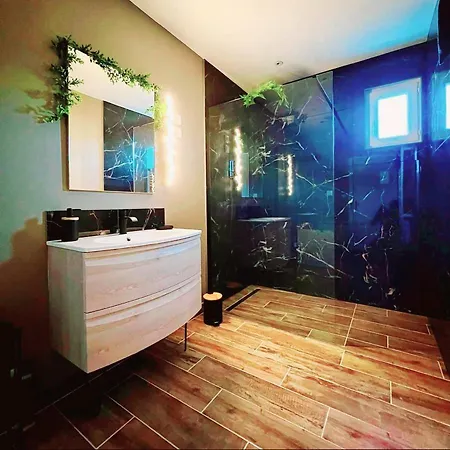 A Fleur De : Maison Chaleureuse Avec Privatif Et Billard. Nyaraló Coulogne