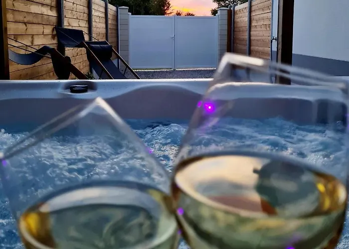 A Fleur De : Maison Chaleureuse Avec Privatif Et Billard.